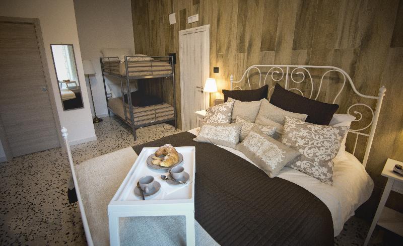 Bed & Breakfast Elegant - Il Vicolo Storico Salerno
